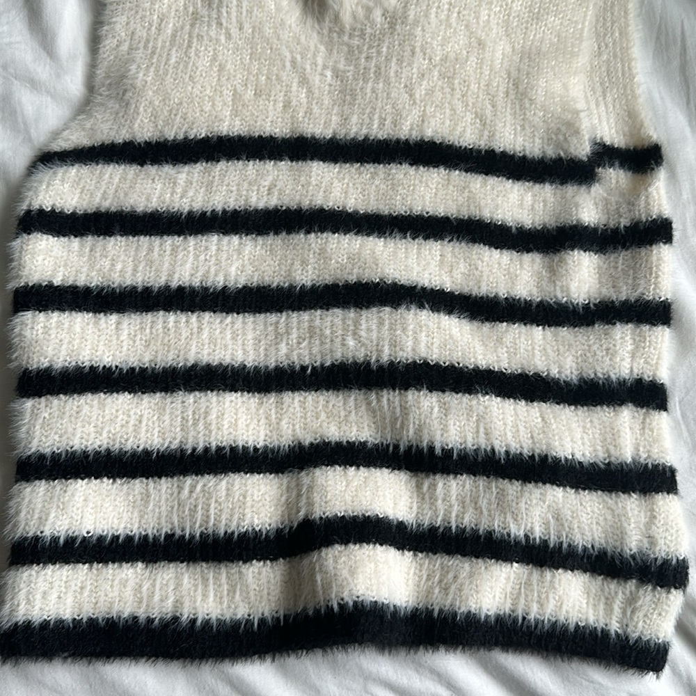 Old Navy sleeveless furry sweater. Small. White with black stripes - Picture 3 of 4